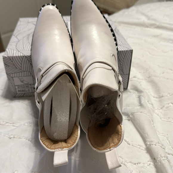 Chase & Chloe Buckle Boot - Picture 6 of 6